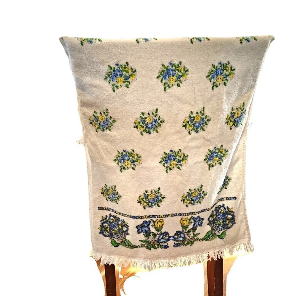 Vintage White Blue Floral Fringe Towel 3 Pc Set 1 Hangs Over Chair 22X38 Cannon‎